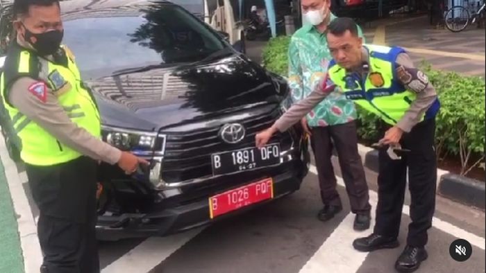 Viral Toyota Kijang Innova pakai pelat nomor palsu dicegat polisi di Bundaran HI, Jumat (16/12/2022).