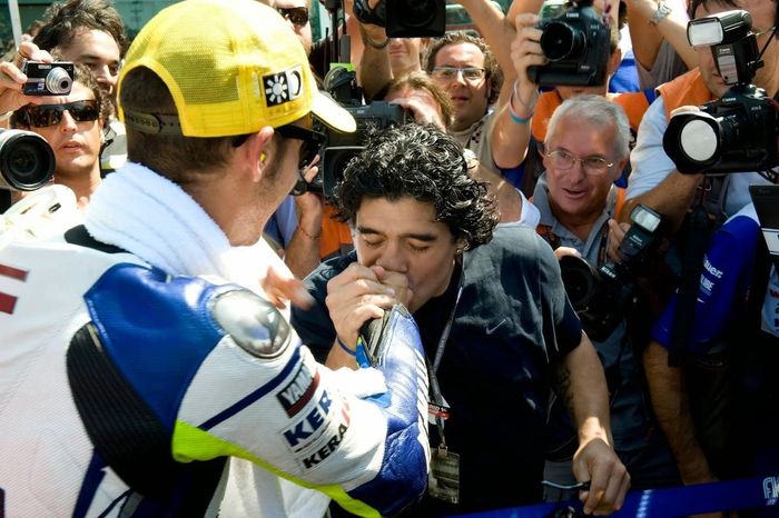 Diego Maradona mencium tangan Valentino Rossi
