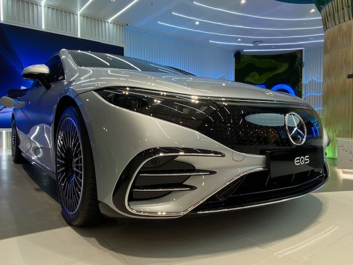 Body kit AMG pada Mercedes-Benz EQS 450+ AMG Line