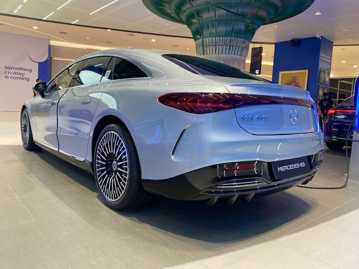 Ban Mercedes-Benz spek MOE dilindungi garansi selama 2 tahun apabila terjadi kerusakan.