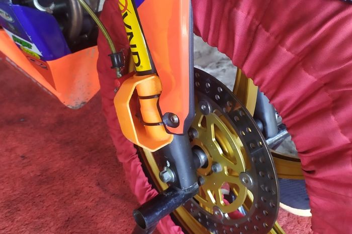 Enggak cuma part aero-fairing, brake duct nya juga dibuat dengan 3D printing.