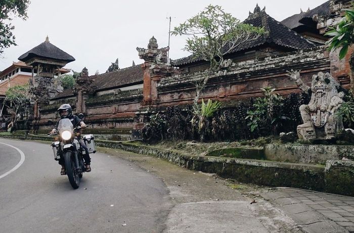 Ilustrasi perjalanan pembuatan video dokumenter budaya dari Royal Enfield dan Nusantara Documentary.