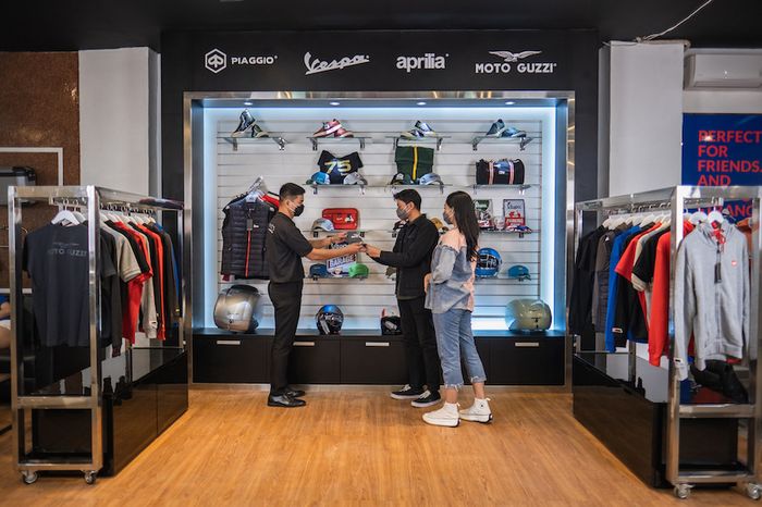 Beragam merchandise resmi yang tersedia di dealer Premium Motoplex 4 Brands, Kota Semarang