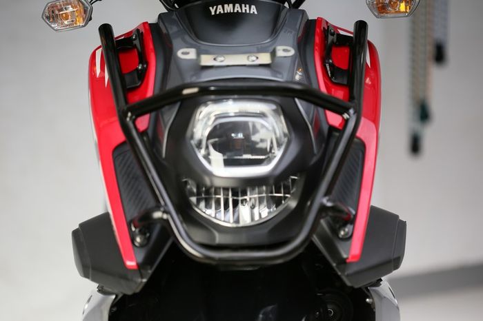 Headlight guard bikin X-Ride makin kental aura adventure juga melindungi lampu depan dari benturan 