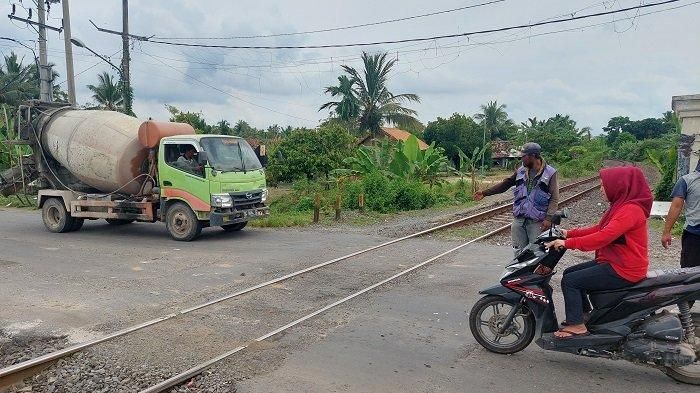 TKP perlintasan tanpa palang pintu Toyota Kijang Innova disambar kereta api di Martapura, Ogan Komering Ulu Timur