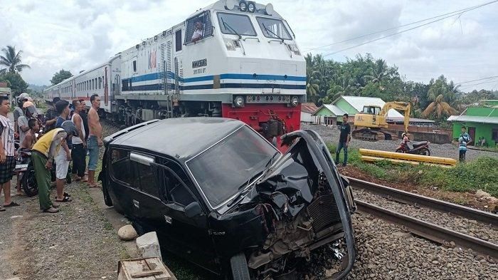 Toyota Kijang Kapsul hancur dihantam kereta api Bukit Sarelo di perlintasan Kelurahan Pasar Lama, Lahat, Sumatera Selatan