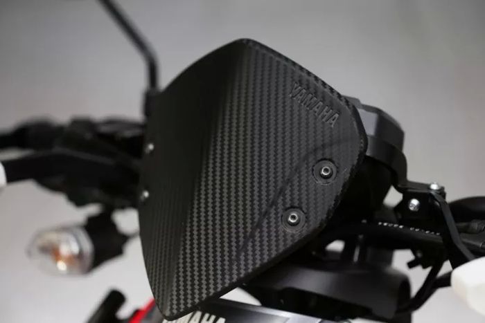 Visor kit bermodif karbon dengan warna hitam krom bikin tampilan X-Ride makin apik