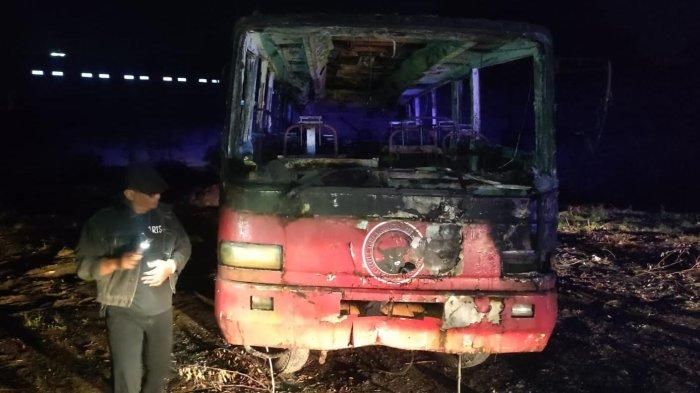 Kondisi bus pada malam hari usai dibakar dua bocah SD di kota Blitar, Jawa Timur karena dianggap angker