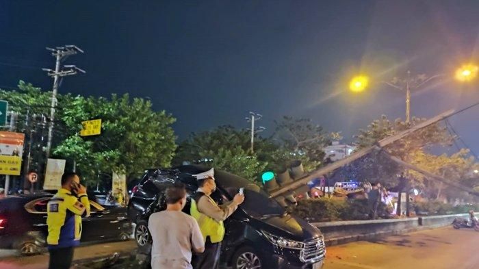Anggota Polisi amankan lokasi kecelakaan Toyota Kijang Innova Reborn diseret dump truck sejauh 10 meter di depan akses masuk gerbang tol Krapyak, Semarang