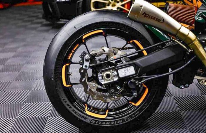 Pelek baru ukuran 17 inci comot milik Aprilia RSV4