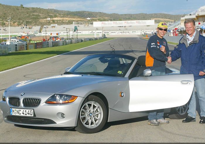 Valentino Rossi menang BMW Award tahun 2004