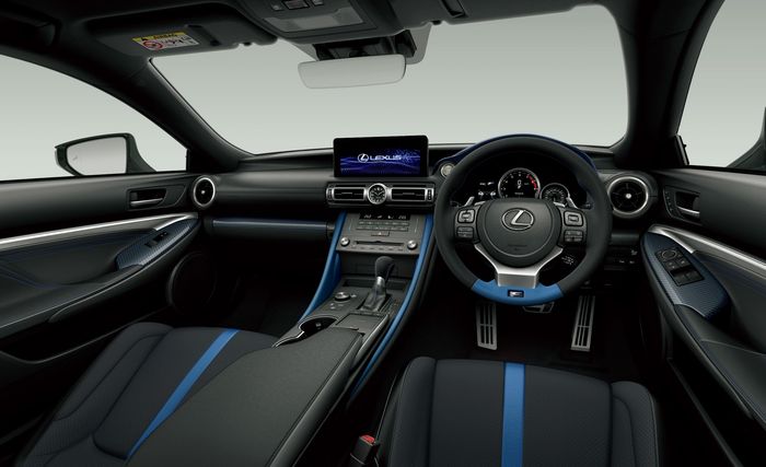 Interior Lexus RC F dengan layar head unit baru.