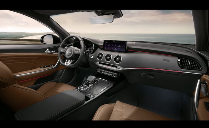 Interior Kia Stinger mendapatkan sentuhan kulit cokelat Terracotta Brown dan serat karbon.