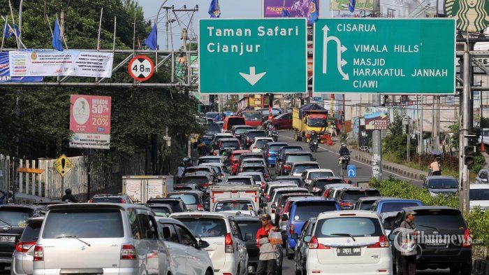Saat malam tahun baru 2023, jalan raya Puncak, Bogor ditutup