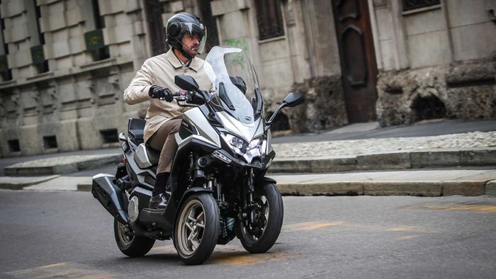 Big skutik Kymco CV3, bermesin dua silinder segaris 550 cc