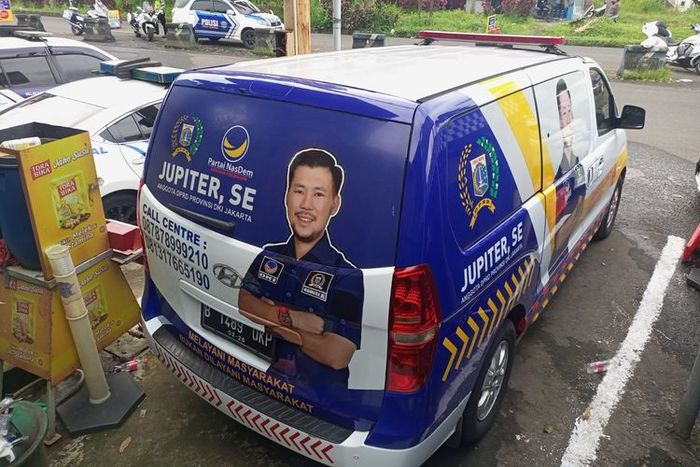 Ambulans Palsu berlogo Partai Nasdem lawan arus di Puncak, Bogor, bukan bawa pasien atau darurat, tapi peserta family gathering