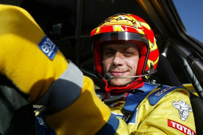Valentino Rossi ketika menjalani debutnya di balap reli WRC, yaitu Reli Inggris 2002 bersama tim Stobart.