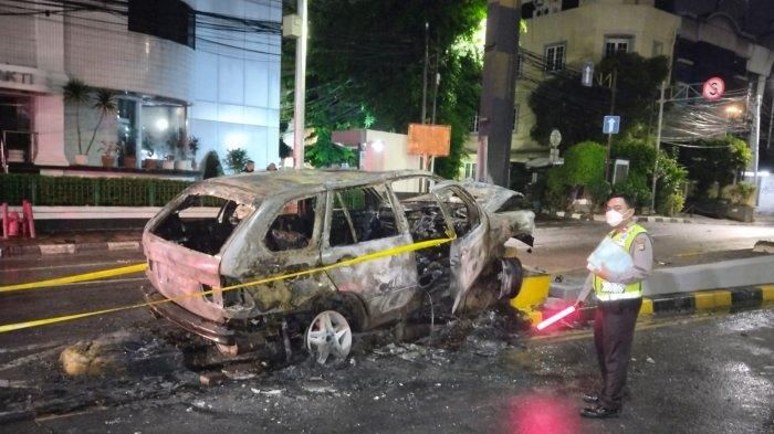 BMW X5 hangus terbakar usai hantam beton pembatas  jalan