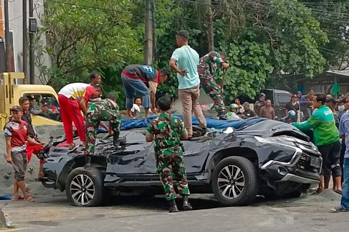 Kondisi Mitsubishi Pajero Sport yang dikemudikan Jenderal TNI usai ditimpa truk pasri di Cibubur.