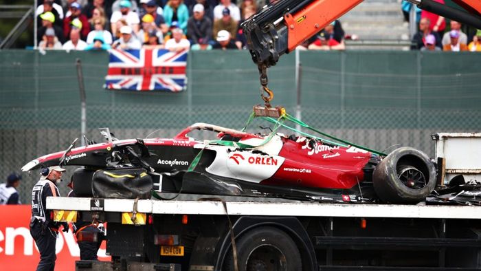 Mobil Guanyu Zhou sampai gepeng usai crash F1 Inggris 2022