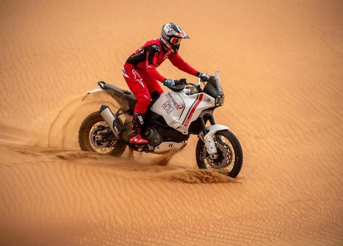 Michele Pirro tes motor Ducati DesertX di Dubai
