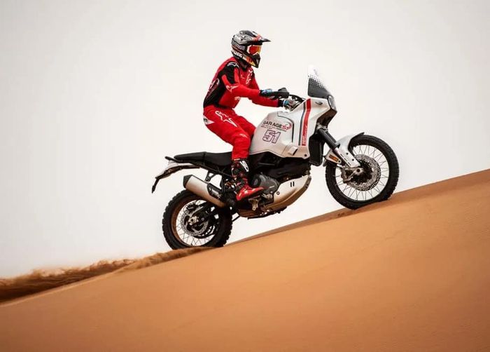 Michele Pirro tes motor Ducati DesertX di Dubai