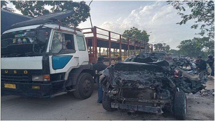 Toyota Kijang Innova tak berbentuk setelah hantam truk parkir di Jl Soekarno-Hatta, Palembang, Sumatera Selatan