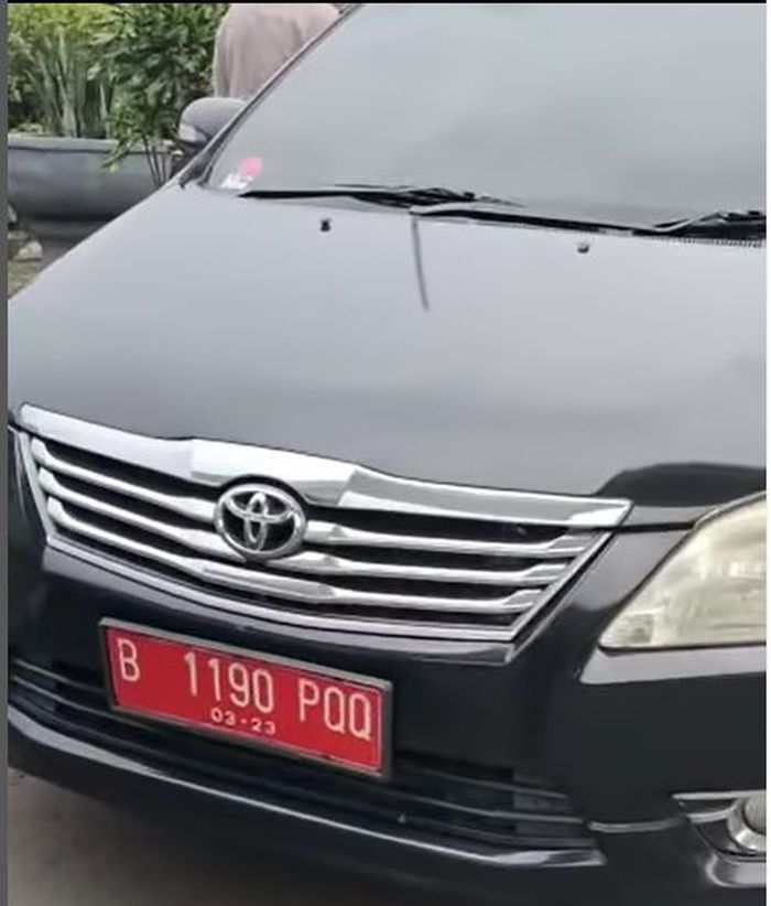 pelat nomor merah asli Toyota Kijang Innova yang sempat diganti pelat hitam B 1408 RFN palsu
