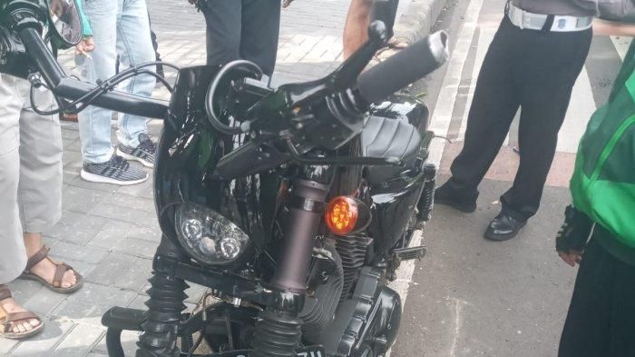 Harley-Davidson Forty-Eight tabrak nenek penjual tisu di Jl HOS Cokroaminoto, Menteng, Jakarta Pusat