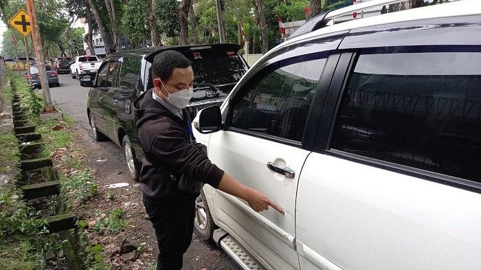 Reynold Lumintang (33) menunjukan bodi kiri Daihatsu Teriosnya yang baret diserempet Mitsubishi Pajero Sport yang sopirnya todong pisau