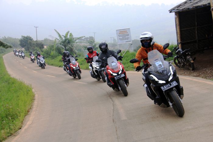 Gaya berkendara yang agresif bisa memicu munculnya gejala gredek di CVT motor matic