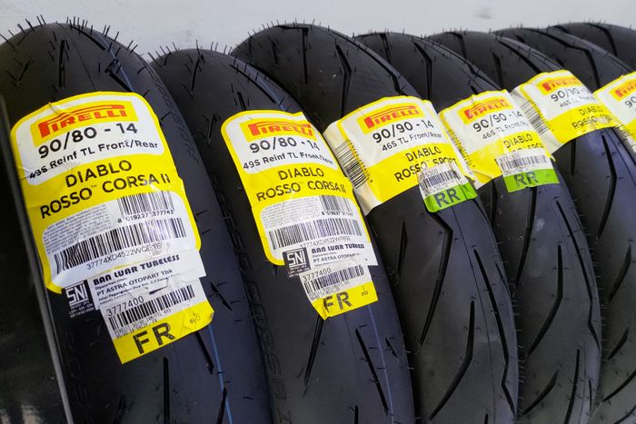 Mau cari ban motor soft compound dari Pirelli? Di Shop&amp;Bike harganya mulai Rp 400 ribuan nih.