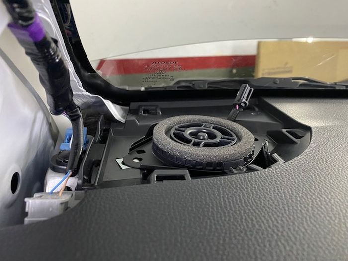 Speaker 3-way coaxial bisa disematkan di dalam dashboard Innova Zenix tanpa harus bobok