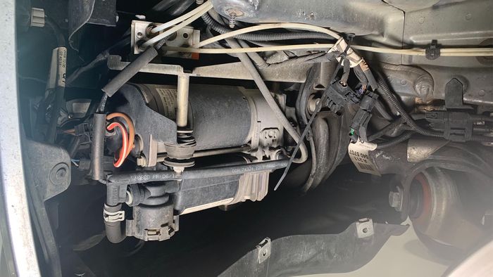 Kompresor udara pada suspensi AIRMATIC Mercedes-Benz