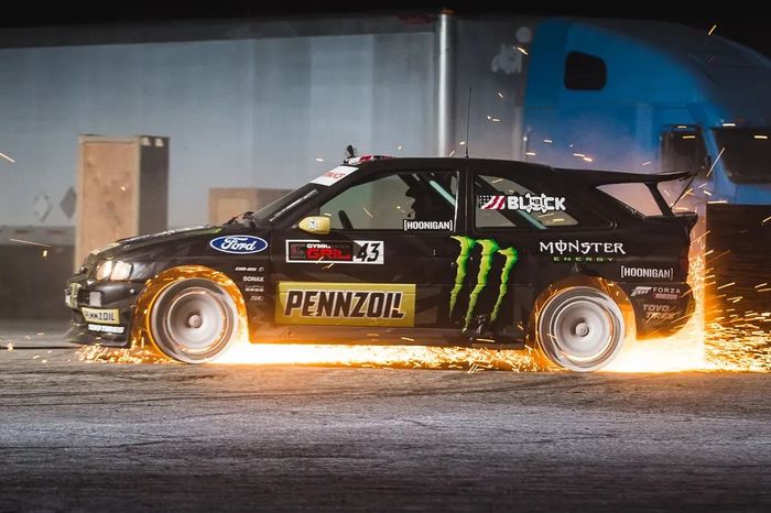 Ford Escort Cosworth RS jadi salah satu mobil yang disiksa Ken Block di Gymkhana Ten.