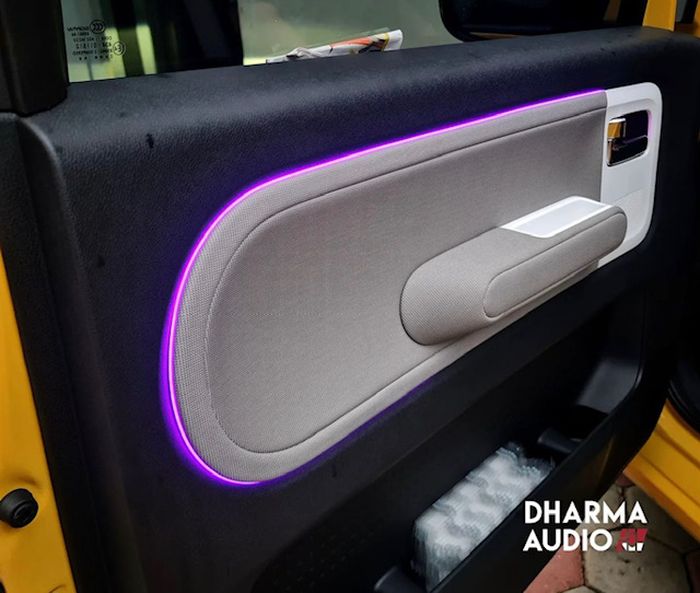 Ambient lighting disembunyikan di lekuk doortrim agar interior tetap terlihat standar