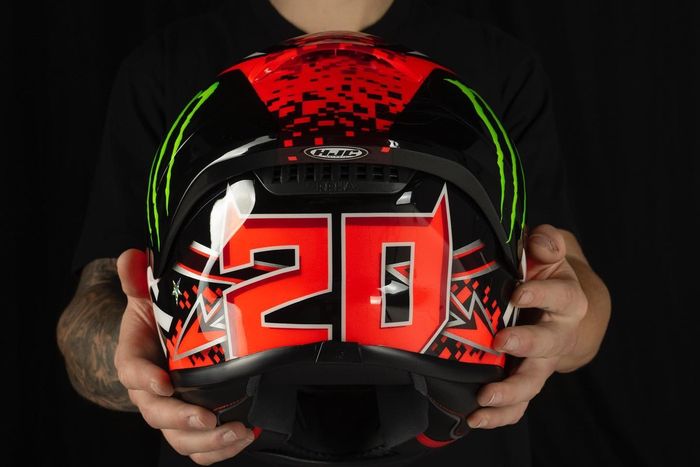 Tampak belakang helm HJC RPHA 1 Fabio Quartararo untuk MotoGP 2023, diisi nomor 20 dan buntut iblis kembar.