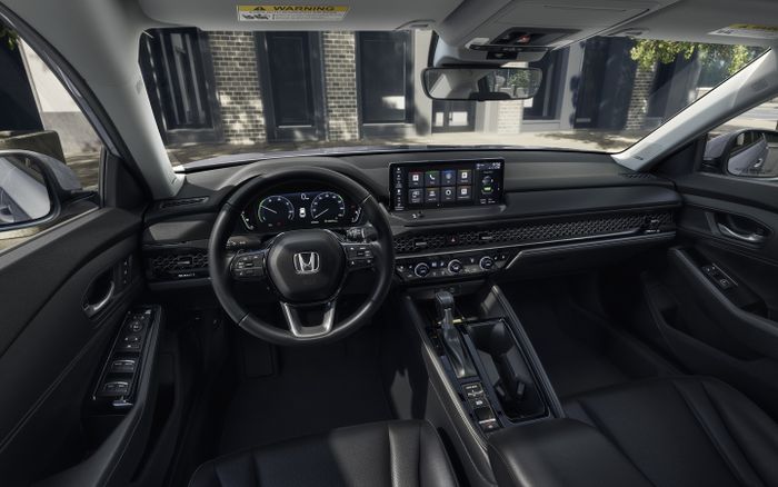 Interior Honda Accord. Varian LX dan EX tidak dapat head unit terbesar dan wireless charger.