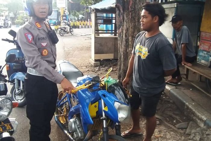 Pengendara Yamaha V-Ixion tertangkap Polisi sengaja copot pelat nomor