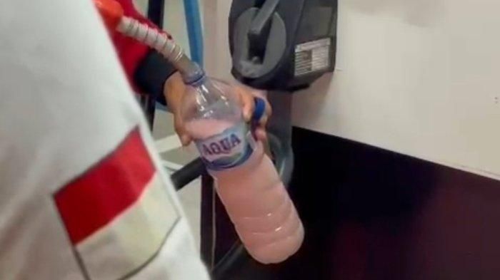 Bukti Pertamax Turbo yang dijual SPBU 44.595.21 di Batu, Demak, Jawa Tengah kecampur air