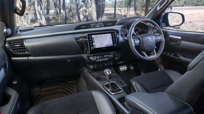Interior Hilux GR Sport spek Australia.
