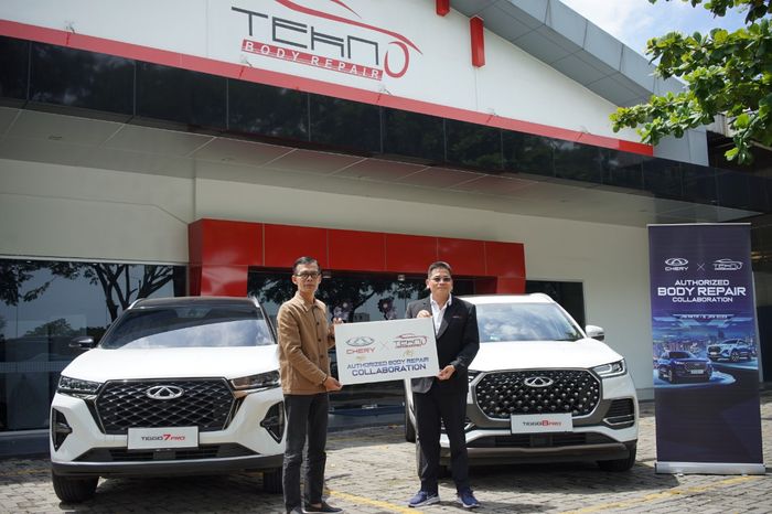 Harry Kamora, Vice President PT Chery Sales Indonesia (kiri) dan  Ferdian Halim, Director Tekno Body Repair siap berkolaborasi