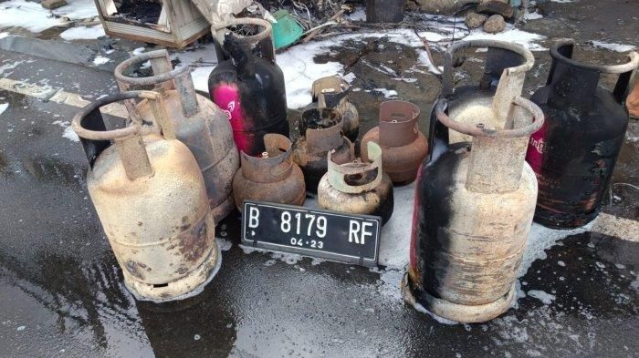 Tabung gas 12 kilogram dan 3 kilogram yang berada di dalam kendaraan dan ikut terbakar, Cakung, Jakarta Timur, Jumat (06/01/2023).