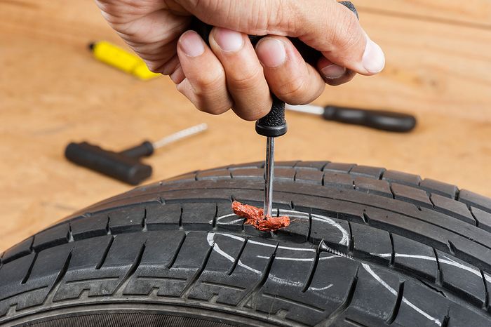 Tambal ban cacing bisa menjadi penyebab terjadinya ban mobil bocor halus.