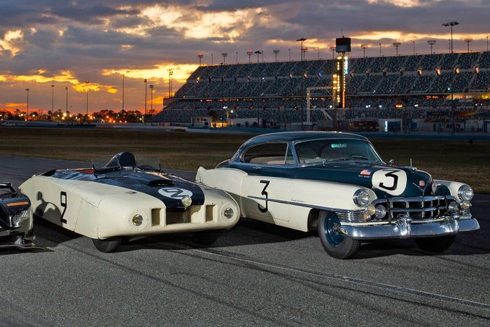 Dua Cadillac Series 61 yang turun di balap ketahanan Le Mans 24 Hours 1950.