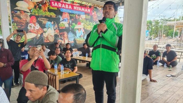 Salah satu ojol yang curhat kepada Kapolda Kalsel Irjen Pol Andi Rian R Djajadi.