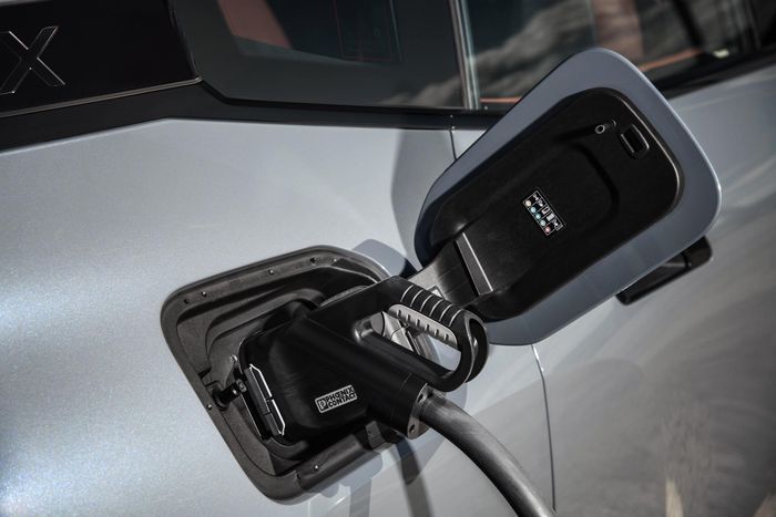 ILUSTRASI. Pengecasan Mobil Listrik BMW iX dengan Alat Fast Charging