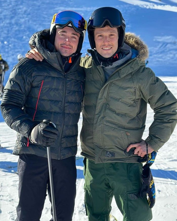 Charles Leclerc bermain ski dengan Lorenzo Savadori, test rider Aprilia