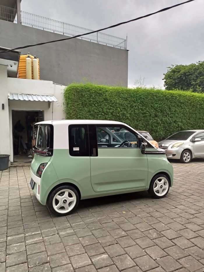 Foto Wuling Air EV setelah ganti per aftermarket belakang