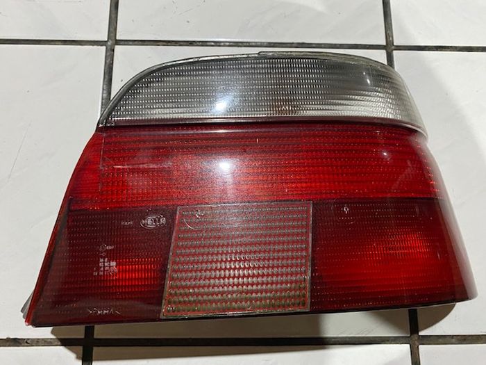 Ilustrasi. Detail tambalan pada lampu mobil pecah bagian belakang, bisa disamarkan agar terlihat rapi